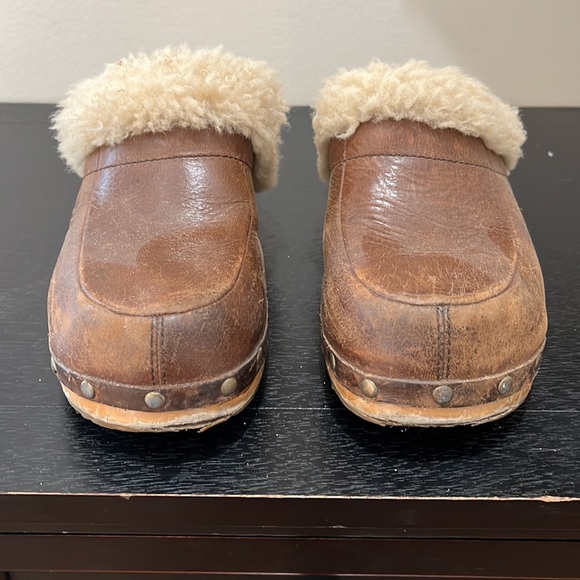 Ugg Leather Clogs with Genuine Sheepskin Lining - Picture 2 of 9